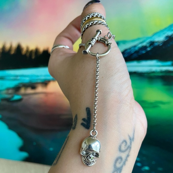 Skull silver necklace . Lariat Y shape toggle clasp & skull charm boho necklace - Picture 6 of 12